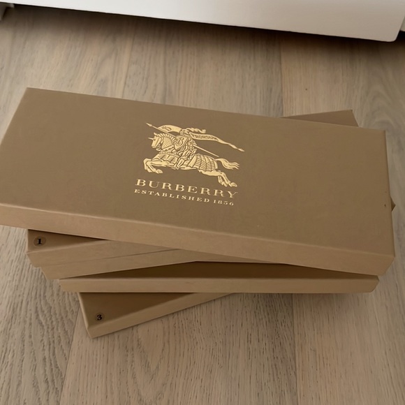 Authentic Burberry tie box - Picture 2 of 4
